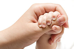 In besten Händen wissen. Homöopathie ist eine wertvolle Unterstützung in der Schwangerschaft und im Wochenbett.